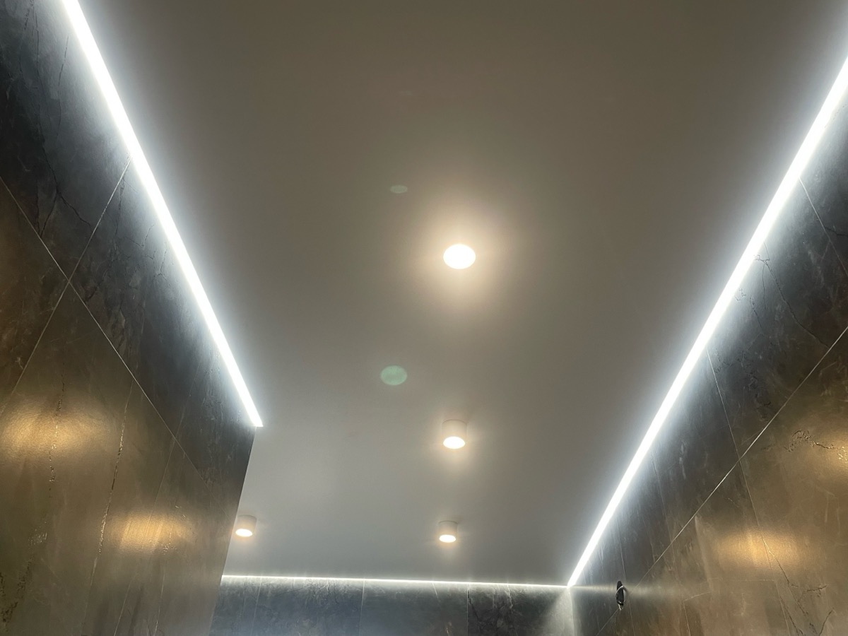 Натяжной потолок коридор 6 м² — LED