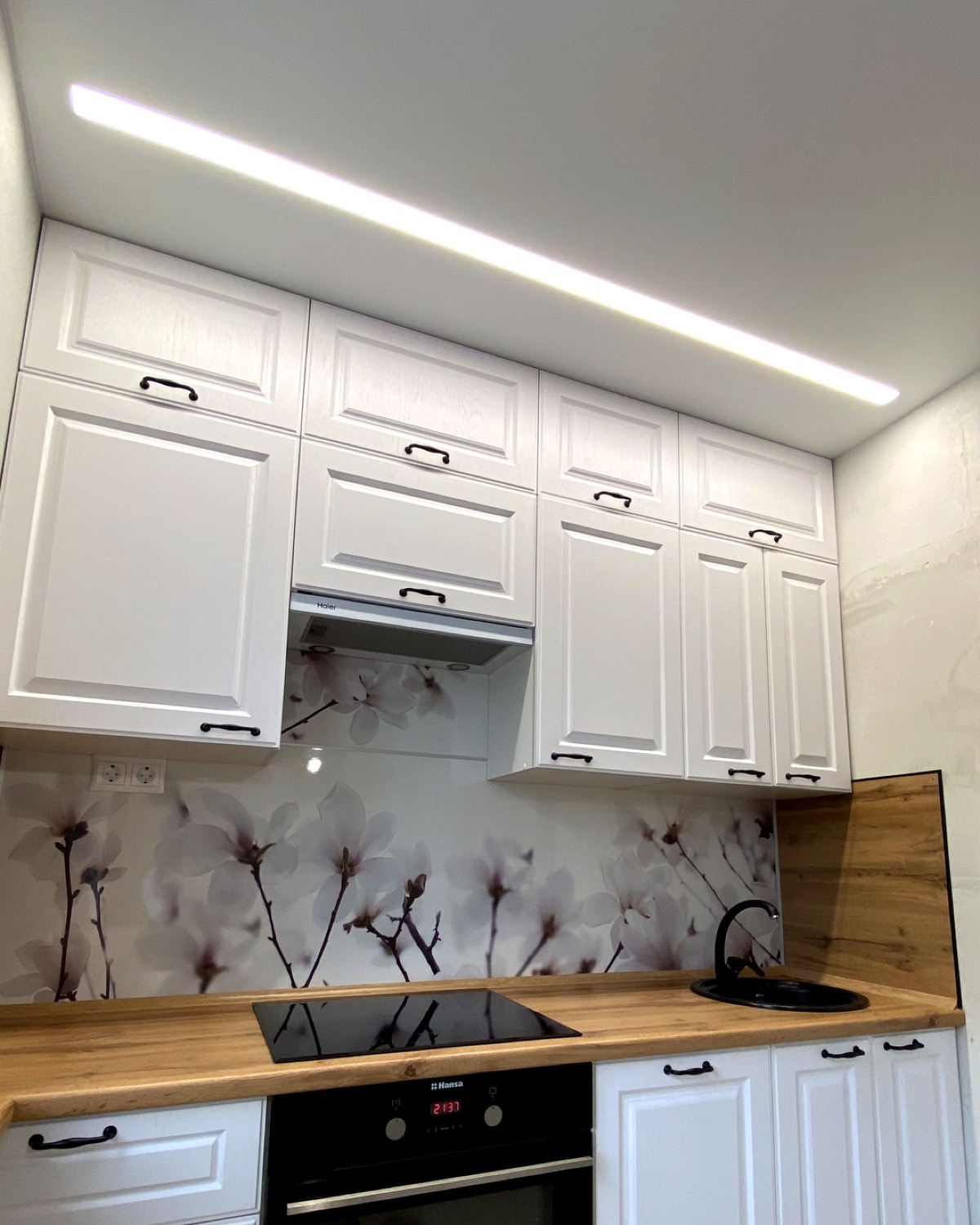 Натяжной потолок кухня 13 м² — LED + люстра