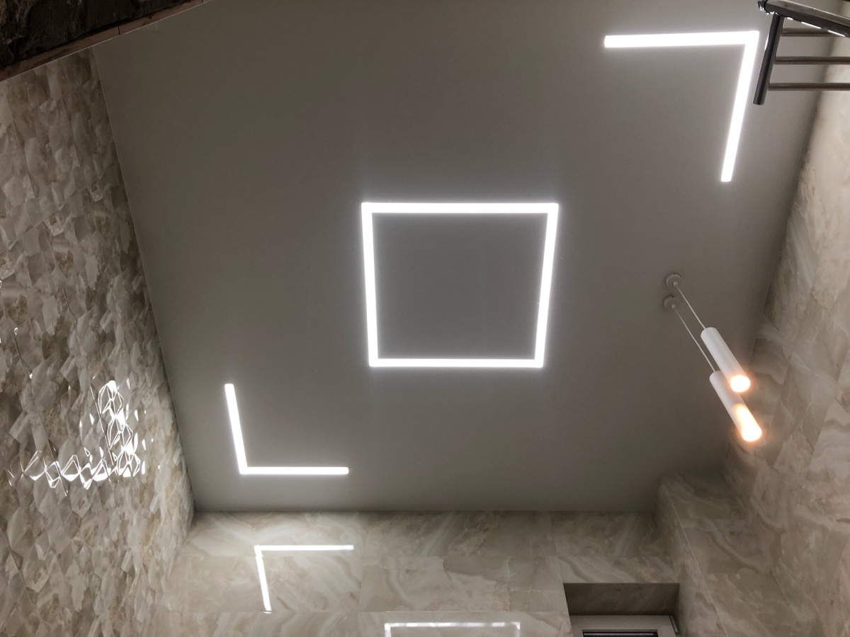 Натяжной потолок прихожая 9 м² — LED квадрат