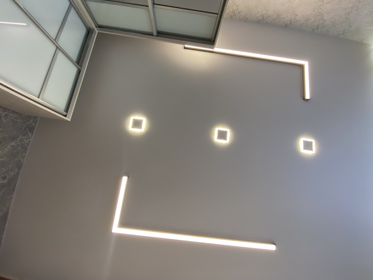 Натяжной потолок спальня 17 м² — Авторский LED
