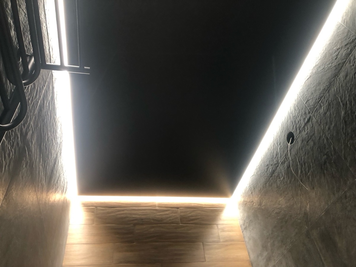 Натяжной потолок ванная 5 м² — Чёрный LED