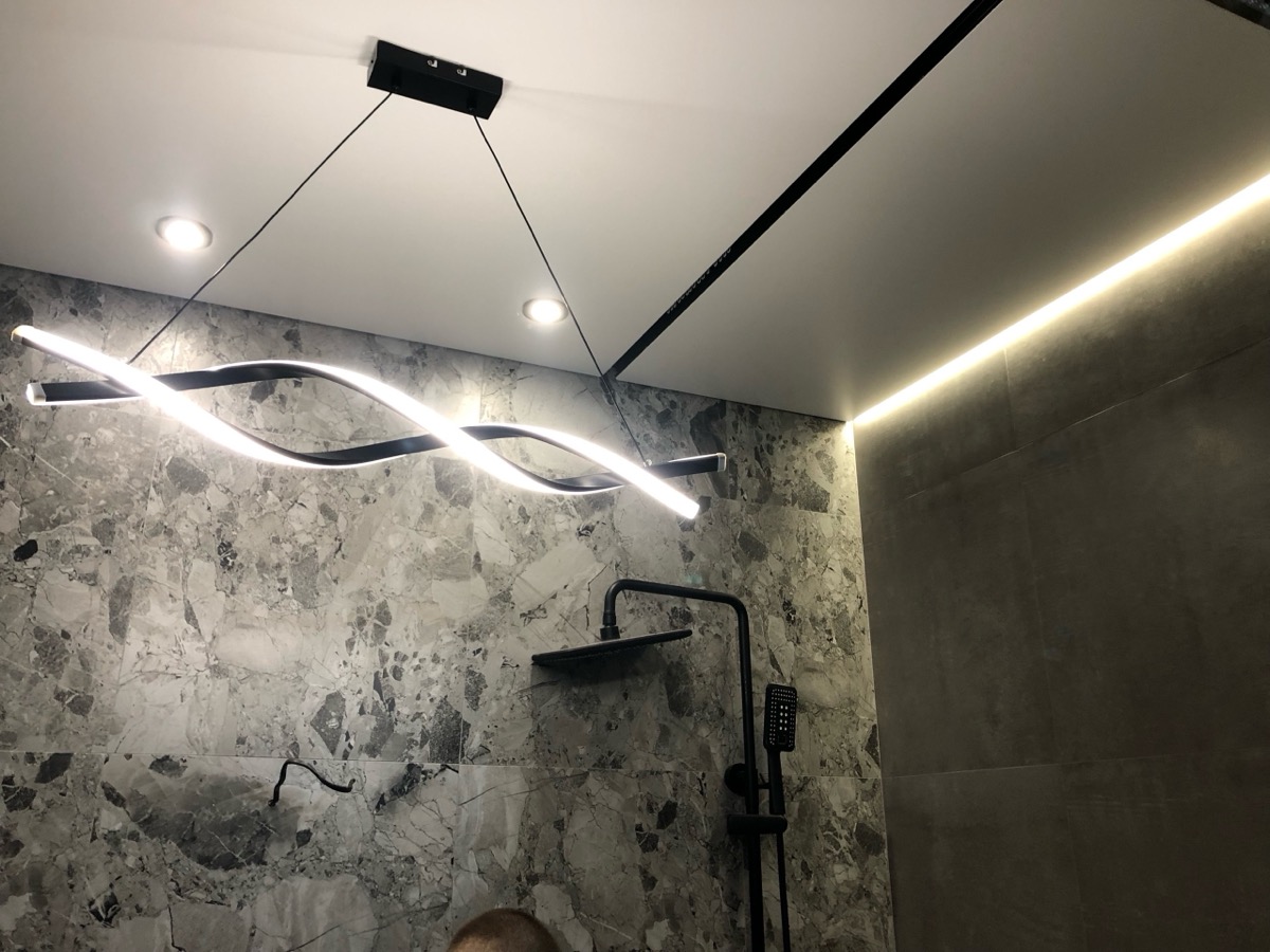 Натяжной потолок ванная 7 м² — С душем + LED