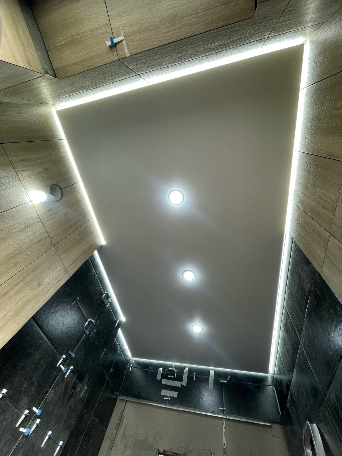 Натяжной потолок ванная 4 м² — LED периметр