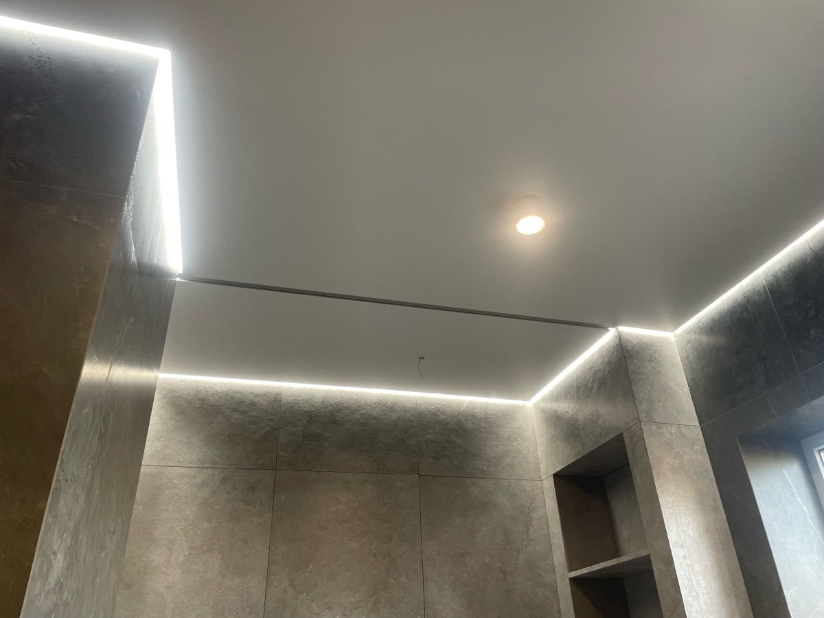 Натяжной потолок ванная 6 м² — Матовый LED