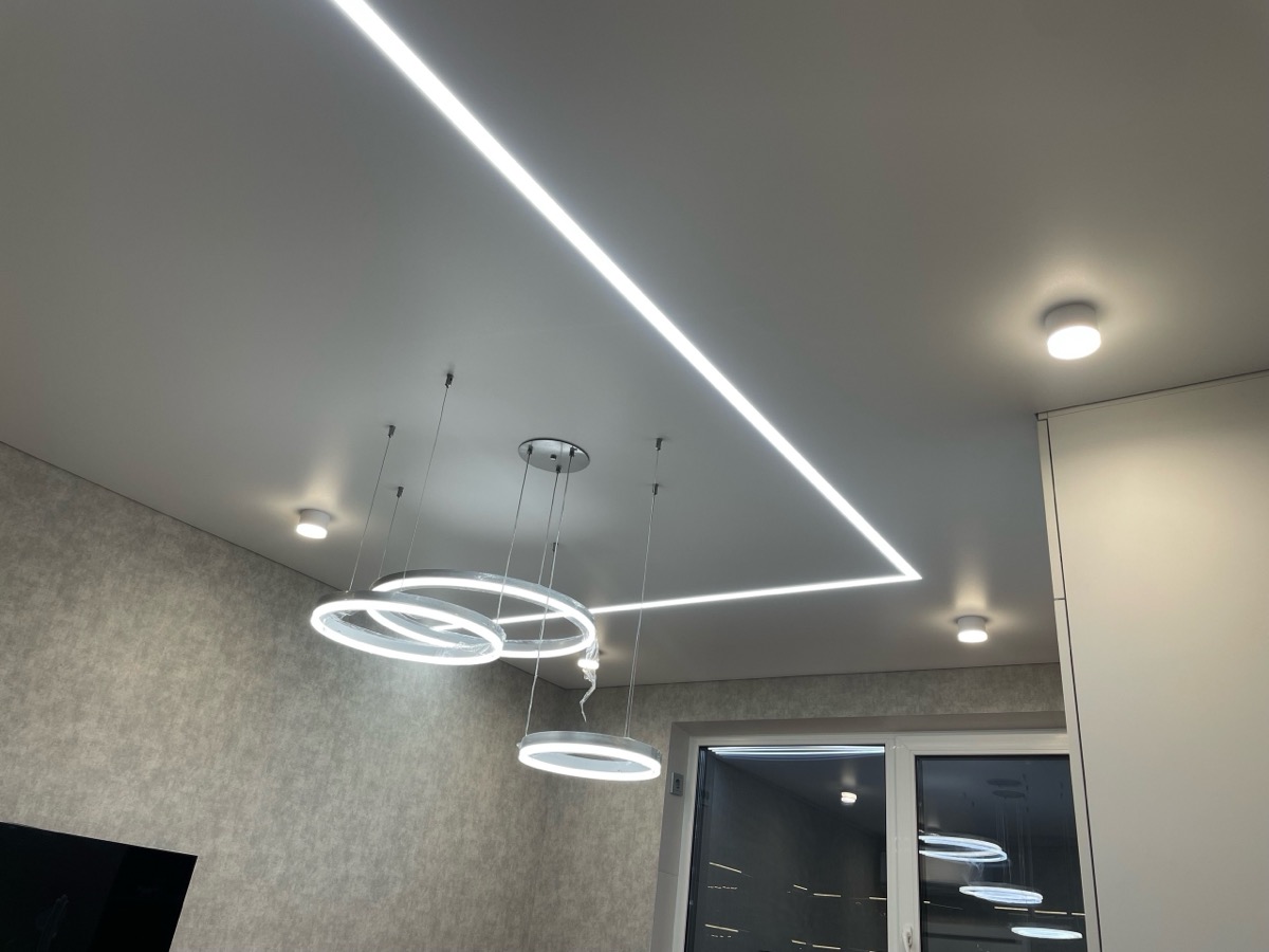 Натяжной потолок зал 20 м² — LED + кольца