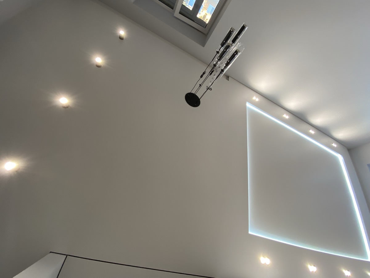 Натяжной потолок зал 25 м² — Парящий LED