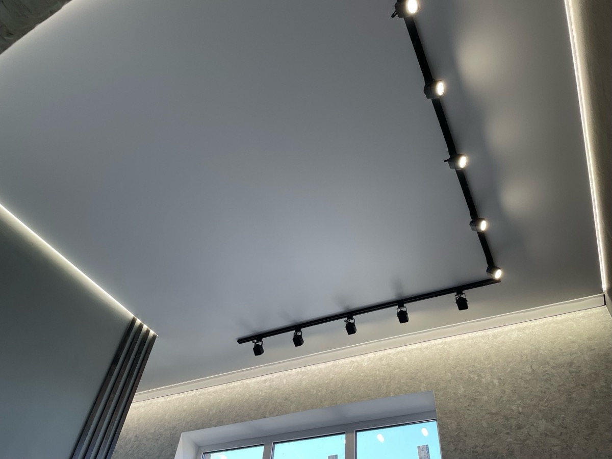 Натяжной потолок зал 24 м² — Трековые + LED